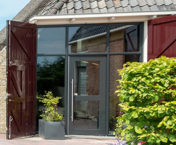 De entree van Moai Tandzorg met openstaande rode luiken