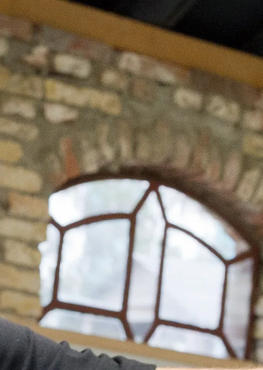 Oude bakstenen muur met een boograam in de praktijk